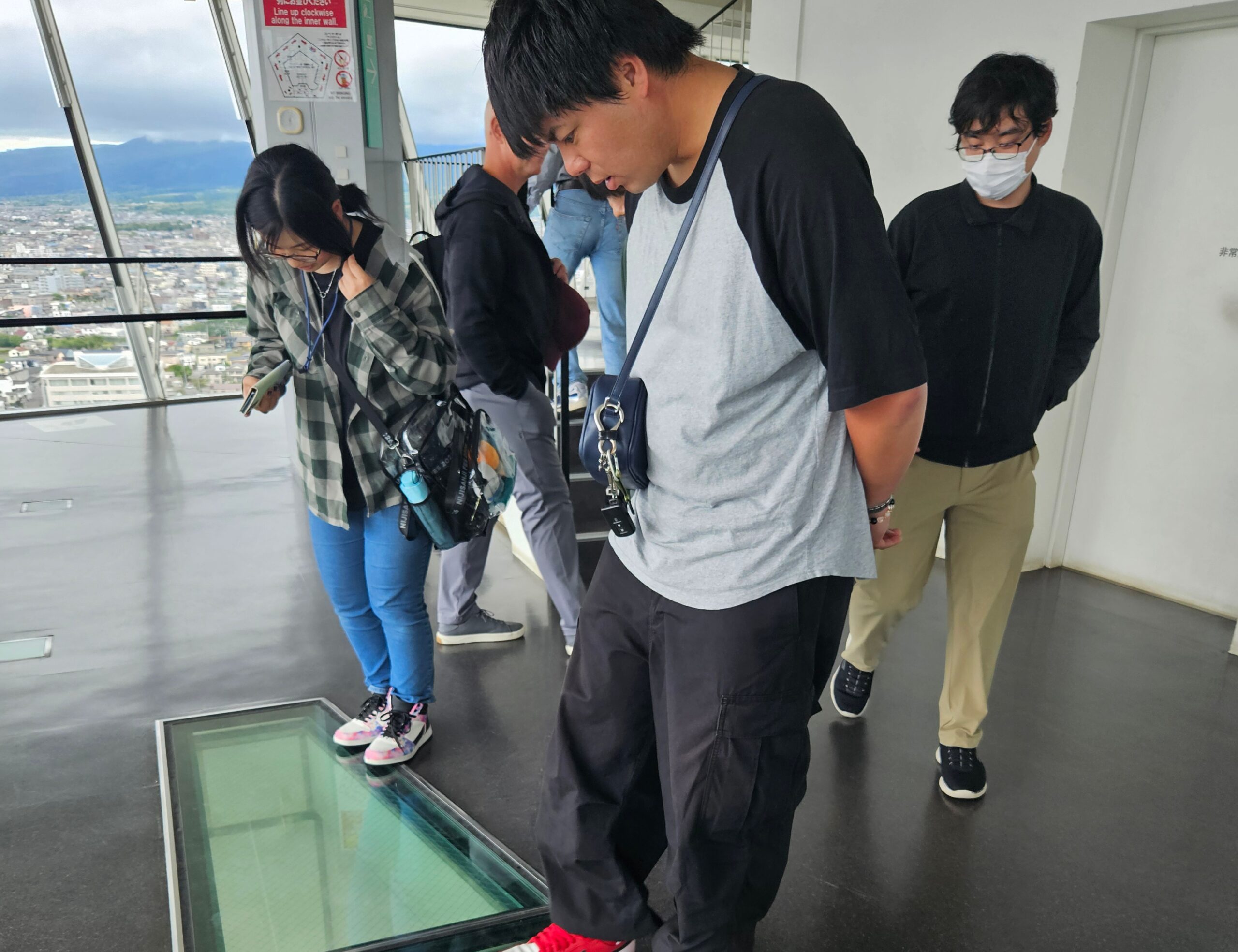 展望台から堀を見下ろす社員