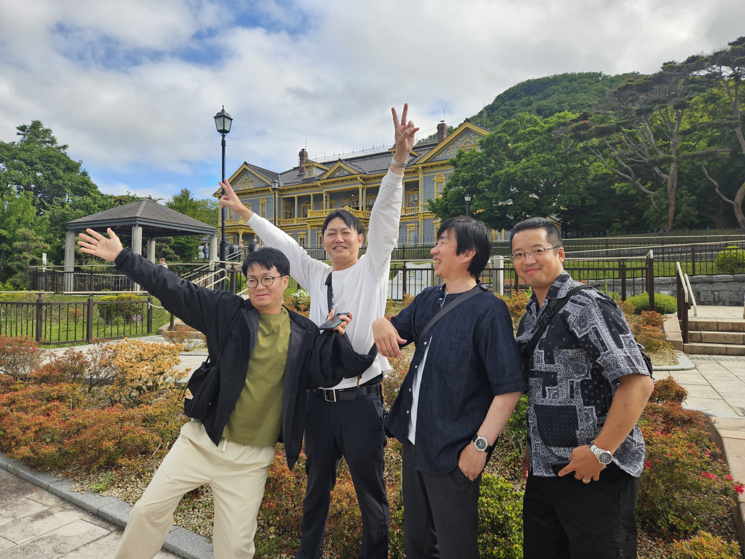 旧函館区公会堂前での集合写真