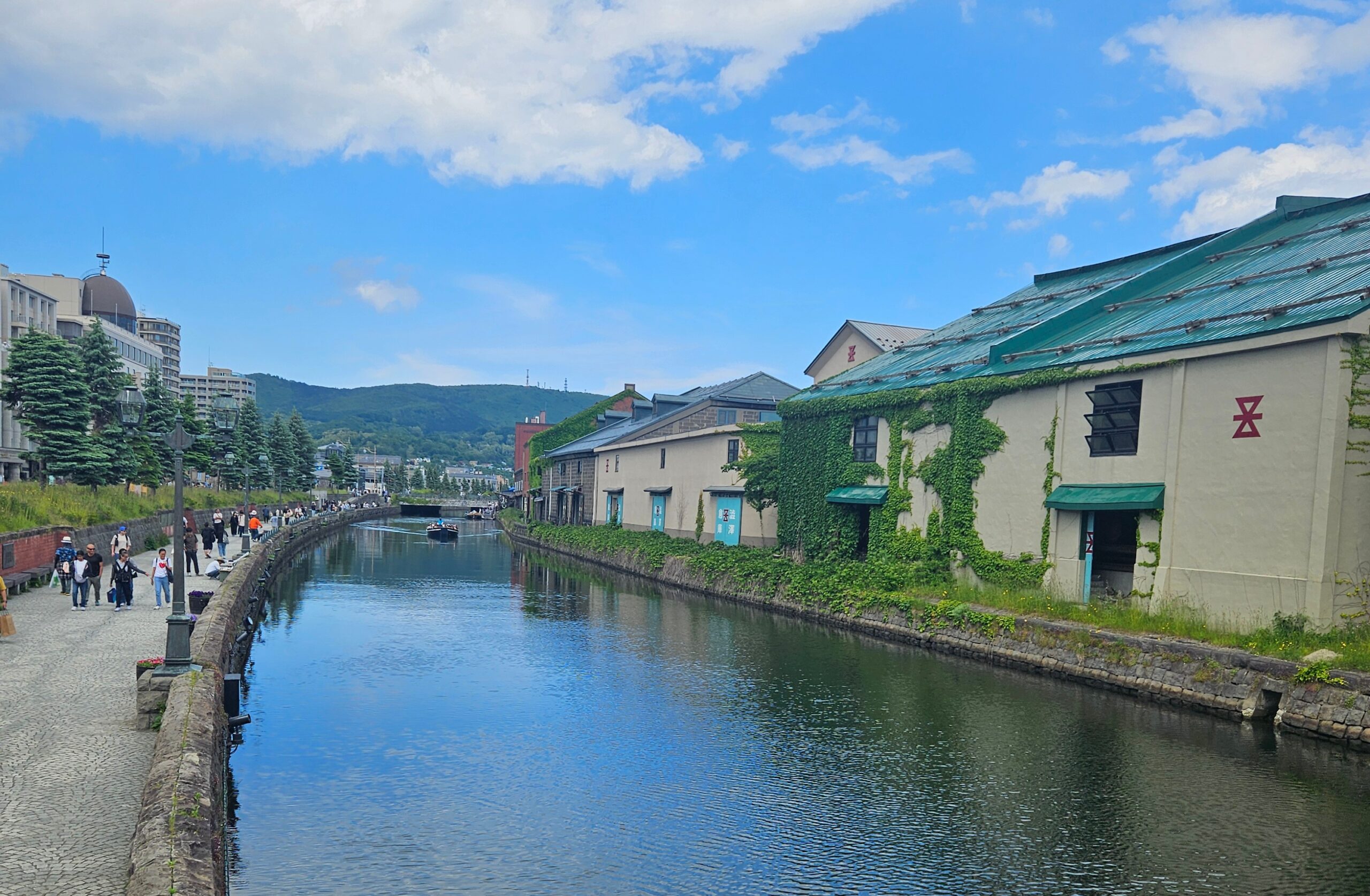 石造倉庫が映る小樽運河の風景