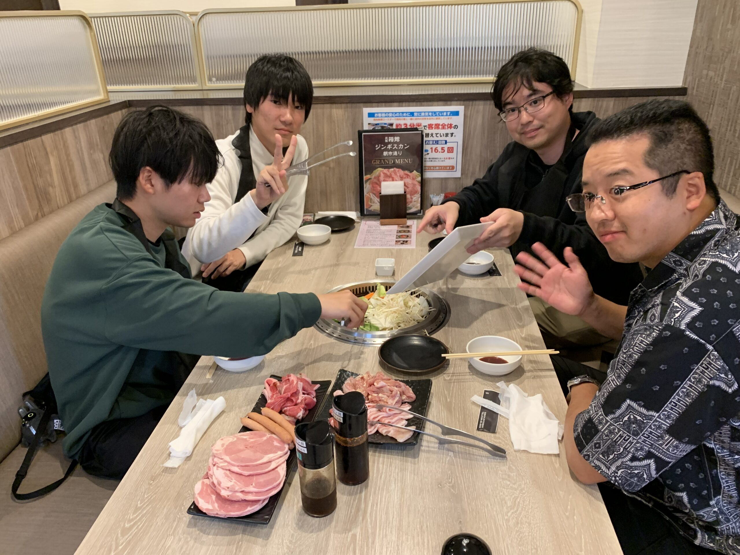 ジンギスカンで乾杯する社員