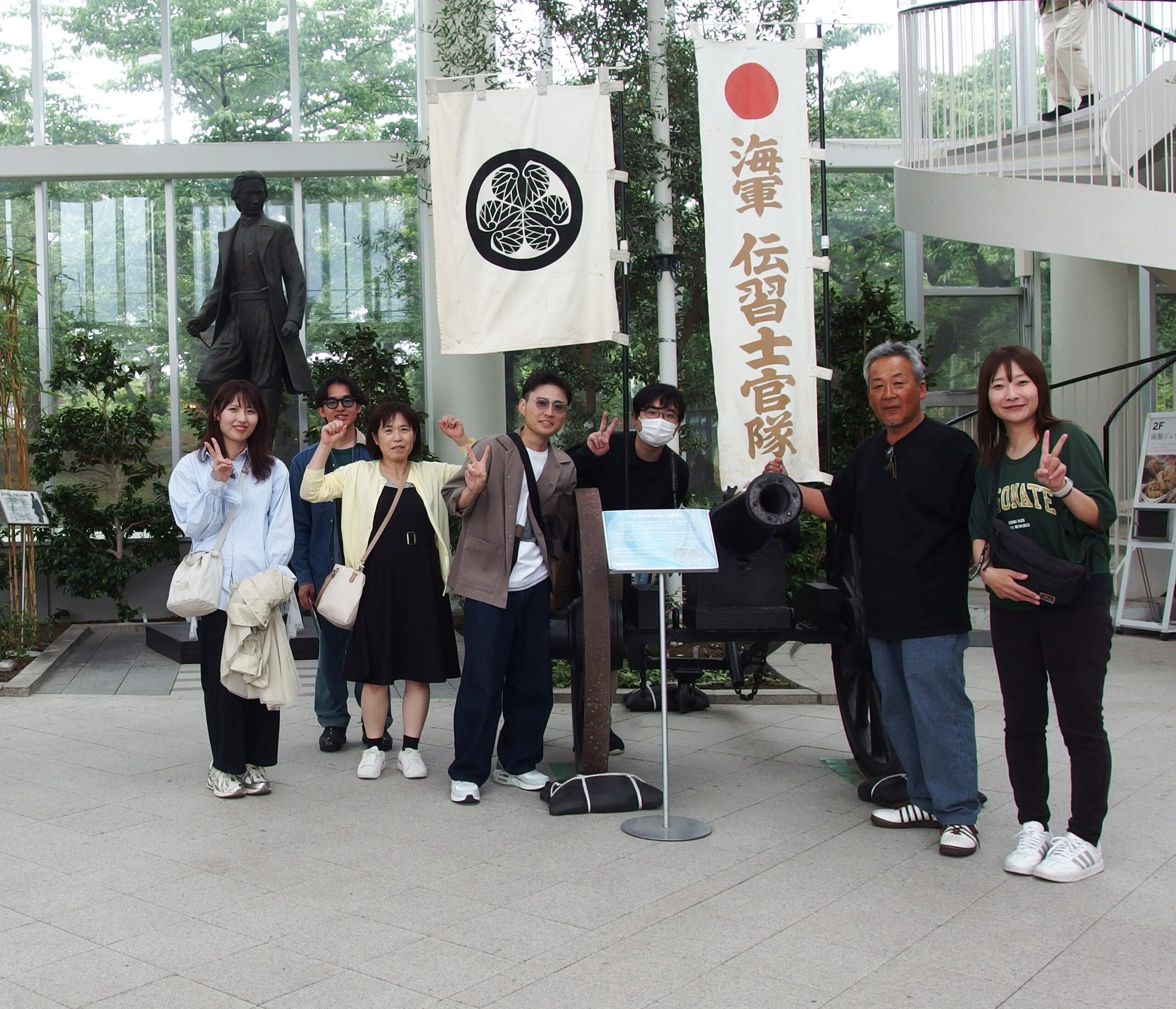 タワー展望台での記念集合写真
