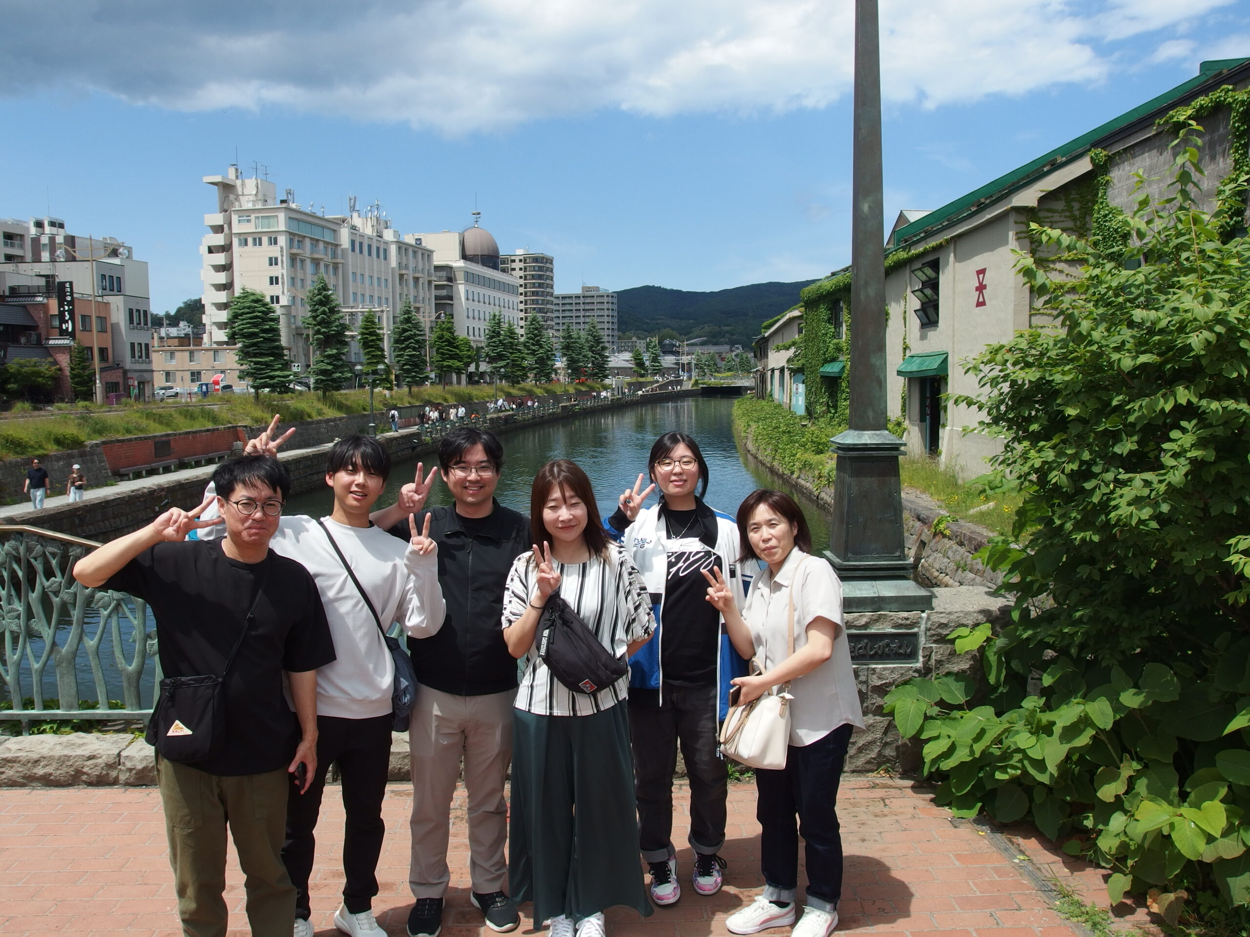 運河を背にした集合写真